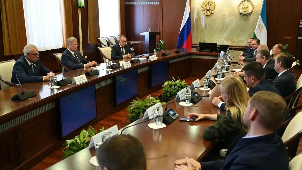Бөгөн Радий  Хәбиров  Өфөлә  Думалағы  ЛДПР фракцияһы етәксеһе Леонид Слуцкий  менән осрашты