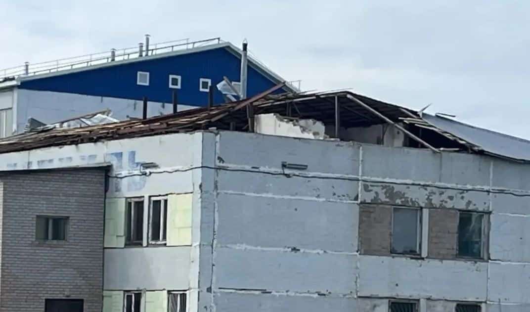 В Башкирии штормовой ветер сорвал кровлю