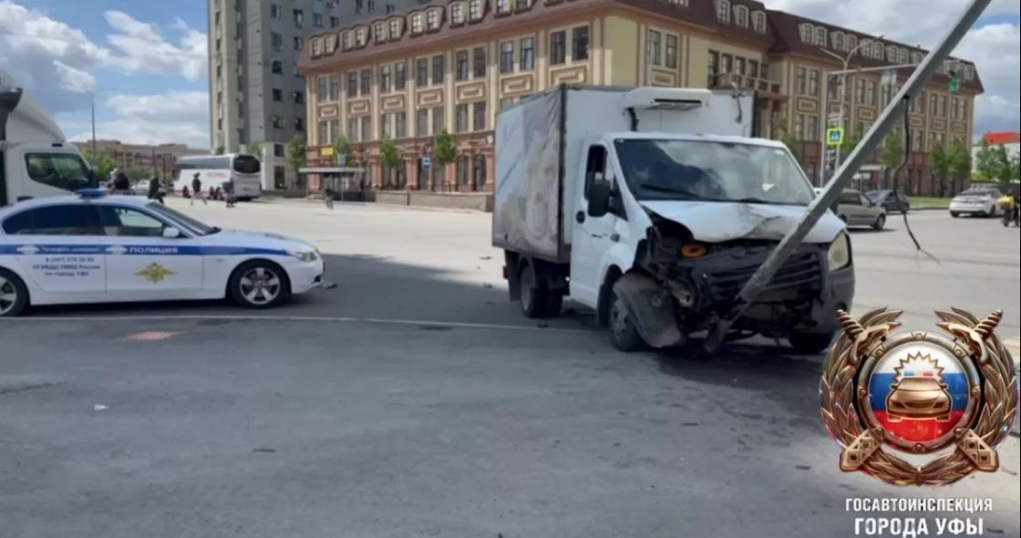 Фото №1 - В Уфе произошло столкновение трёх автомобилей