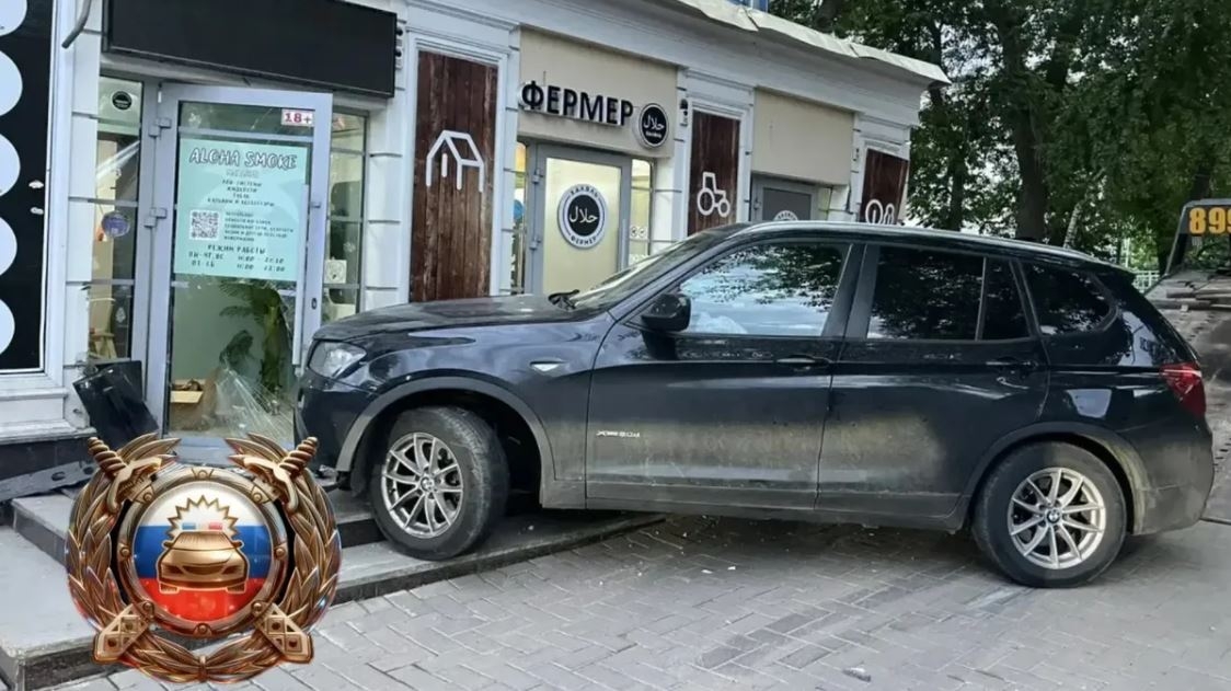 Фото №1 - В Уфе иномарка врезалась в жилой дом
