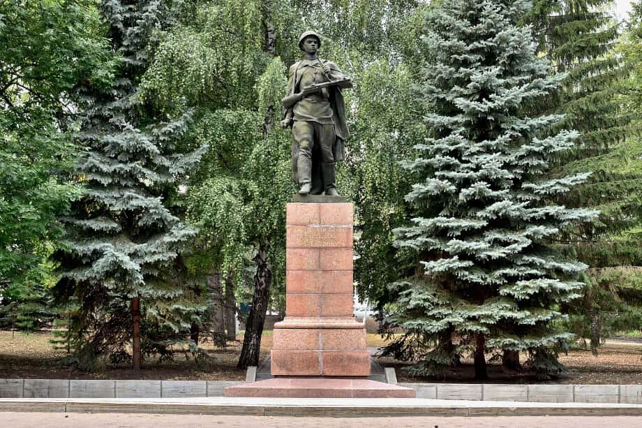 Сколько памятников Матросову установлено в Уфе?