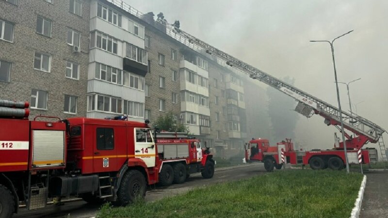 Фото №1 - В Башкирии загорелась кровля многоквартирного дома