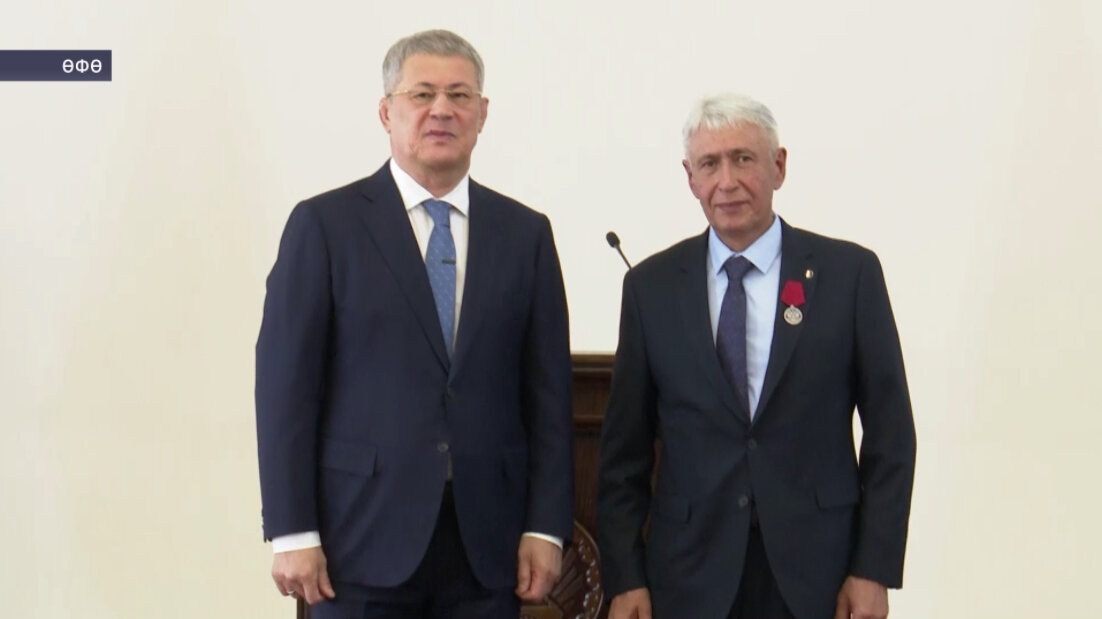 Радий Хәбиров Рәсәй көнө алдынан республика хеҙмәткәрҙәренең ҡаҙаныштарын билдәләне
