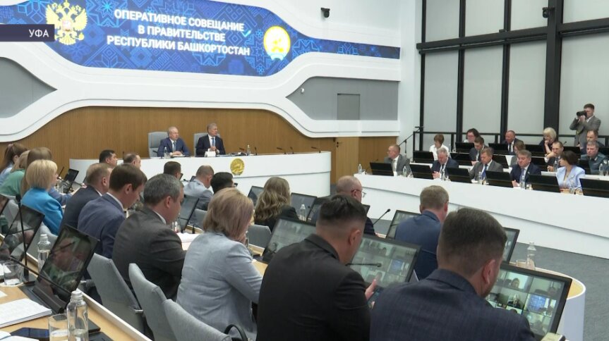 Ямочный ремонт и итоги ПМЭФ: основные темы оперативки с Радием Хабировым
