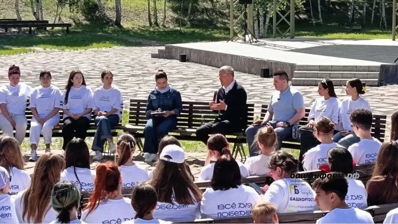 Радий Хәбиров "Патриот" паркында ирекмәндәр менән осрашты