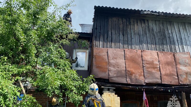 В Уфе ликвидировали пожар в двухэтажном доме