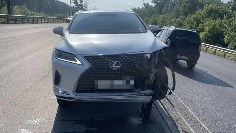 Фото №1 - В Уфе после столкновения двух авто «Лексус» наехал на ограждение