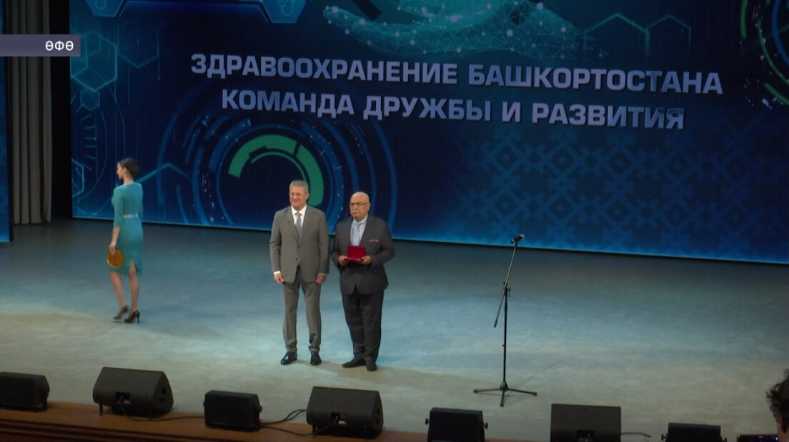 Радий Хәбиров республика дауалау учреждениеларына 21 ашығыс ярҙам машинаһы асҡысы тапшырҙы