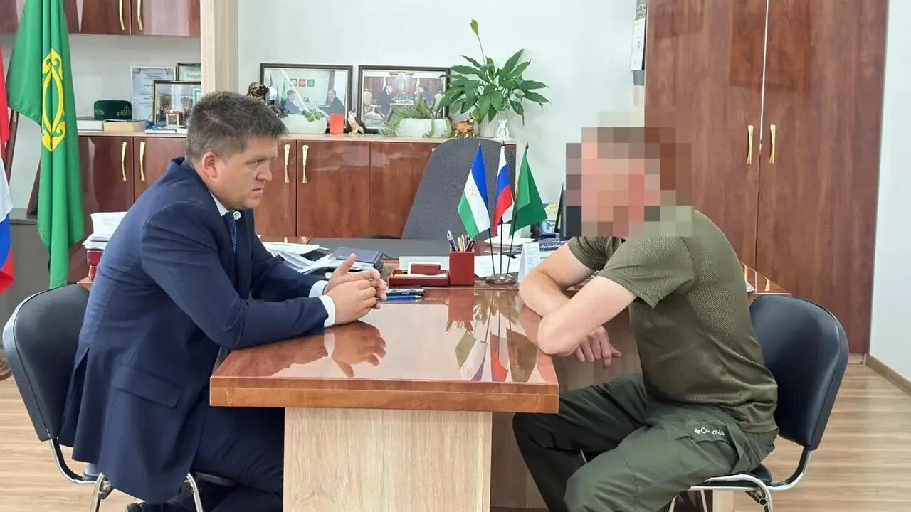 Асҡын районы хакимиәте башлығы Динис Йосопов “Рубль” позывнойлы яугир менән осрашты