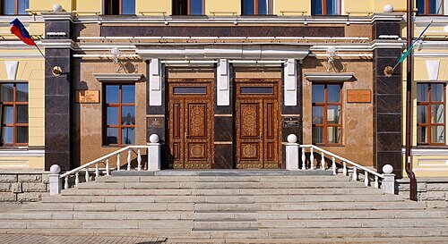 На базе филиала какой знаменитой музыкальной академии образован уфимский институт искусств?