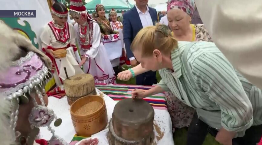 На сабантуе в Москве испекли «Хлеб дружбы и единства народов» из башкирского зерна