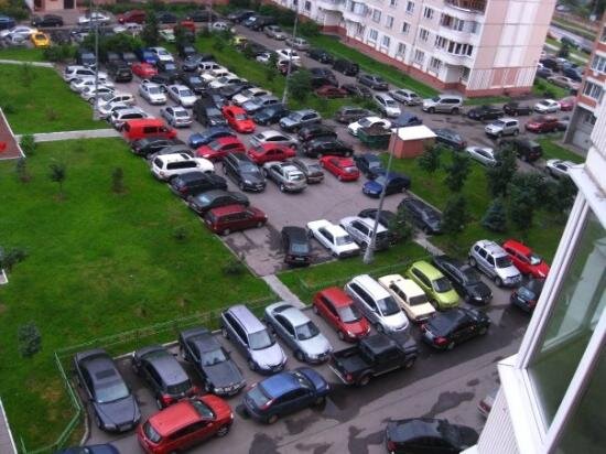 Законна ли парковка под окнами многоквартирного дома