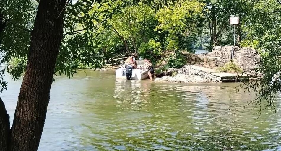 В Уфе трёх девочек унесло течением на матрасе
