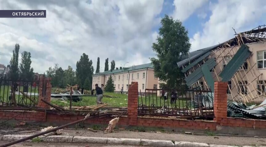 В Октябрьском ликвидируют последствия ночного урагана