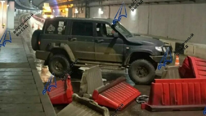 В Уфе автомобиль наехал на дорожные барьеры