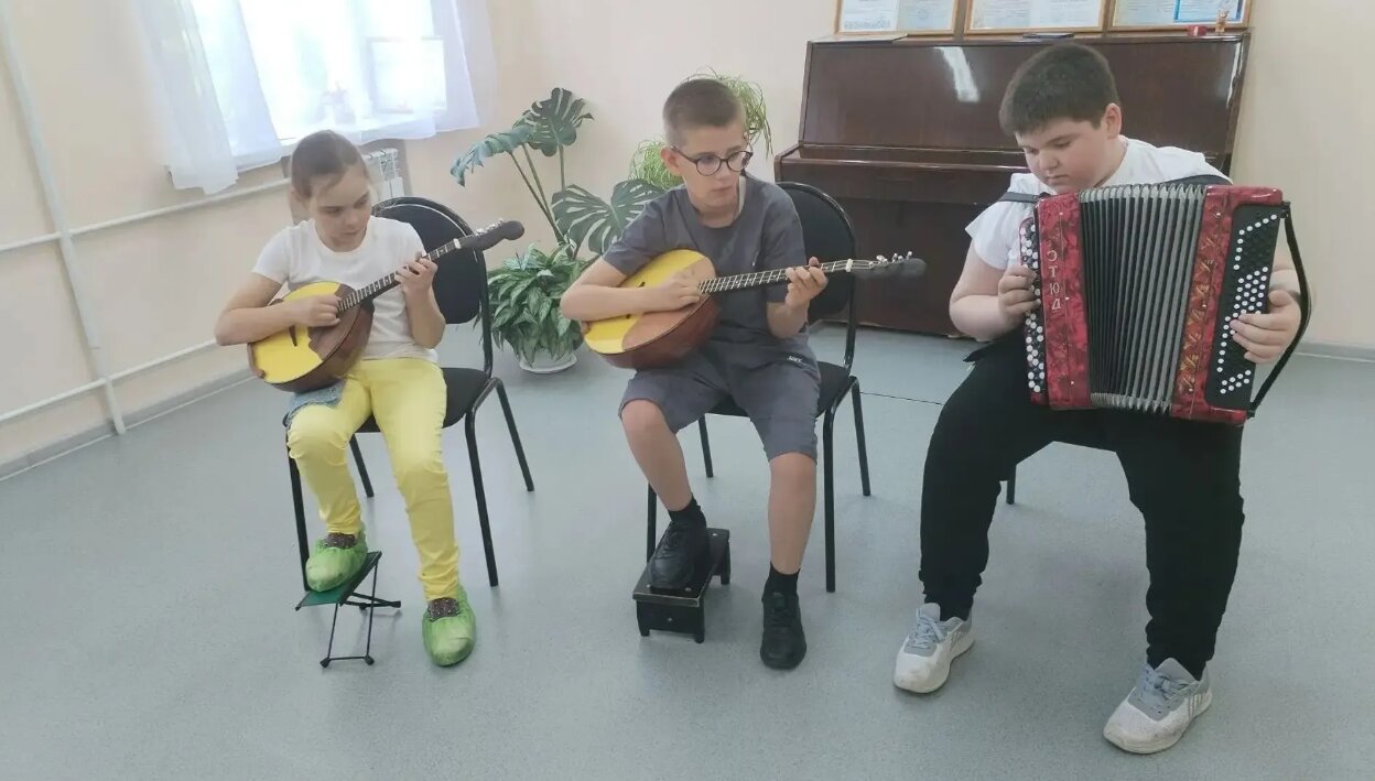 Школа искусств поселка Приютово получила новые инструменты