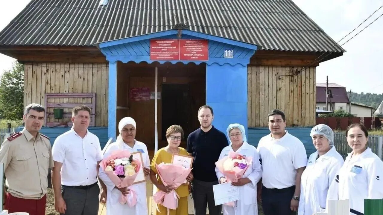 Асҡын районында ғәҙәттән тыш хәл ваҡытында дежур иткән фельшерҙарҙы бүләкләнеләр