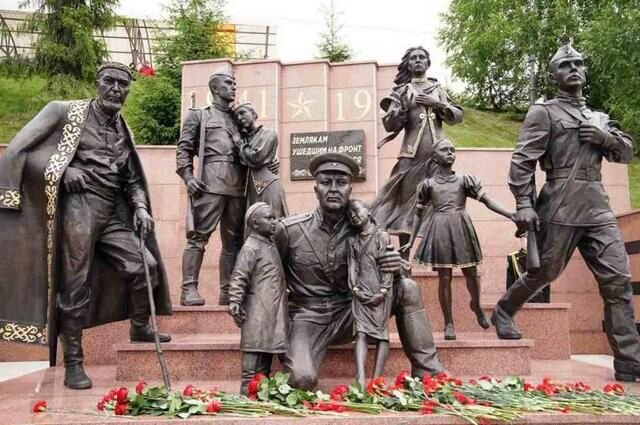 Сколько фигур изображено на уфимском монументе памяти погибшим в годы Великой Отечественной?