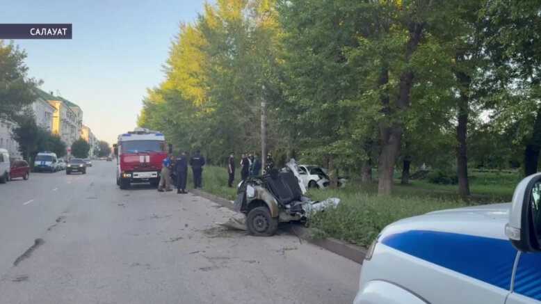 Дәүләт автоинспекцияһы хеҙмәткәрҙәре Салауатта ике кеше һәләк булған юл фажиғәһе сәбәптәрен асыҡлай