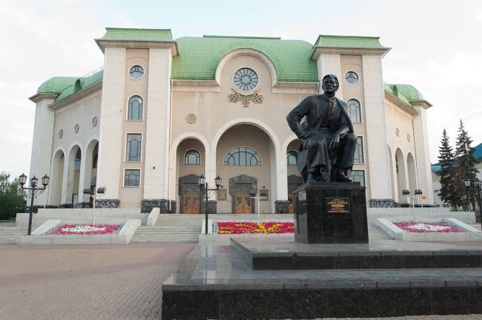 Кто автор памятника Мажиту Гафури перед Башкирским академическим театром драмы?