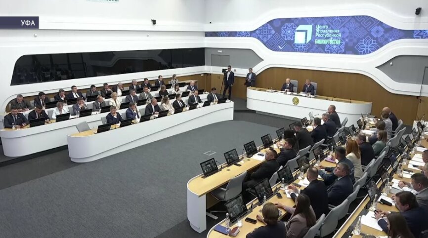 Капремонт и награждения: основные темы оперативки с Радием Хабировым